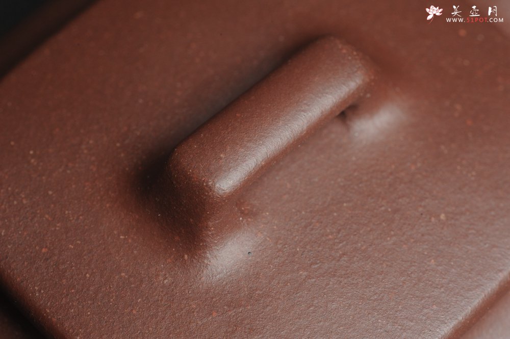 紫砂壶图片：美壶年底特惠 精工好料底曹青小四方 茶人醉爱 高档锦盒包装 - 宜兴紫砂壶网