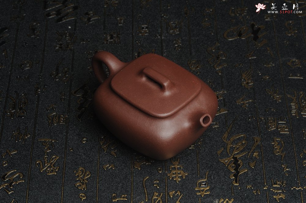 紫砂壶图片：美壶年底特惠 精工好料底曹青小四方 茶人醉爱 高档锦盒包装 - 宜兴紫砂壶网
