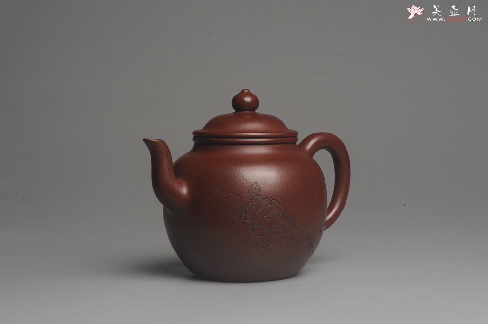 紫砂壶图片：油润黄龙山4号深井红皮龙 全手工高灯壶 清茗堂助工文气装饰龟寿图 延年益寿 - 宜兴紫砂壶网