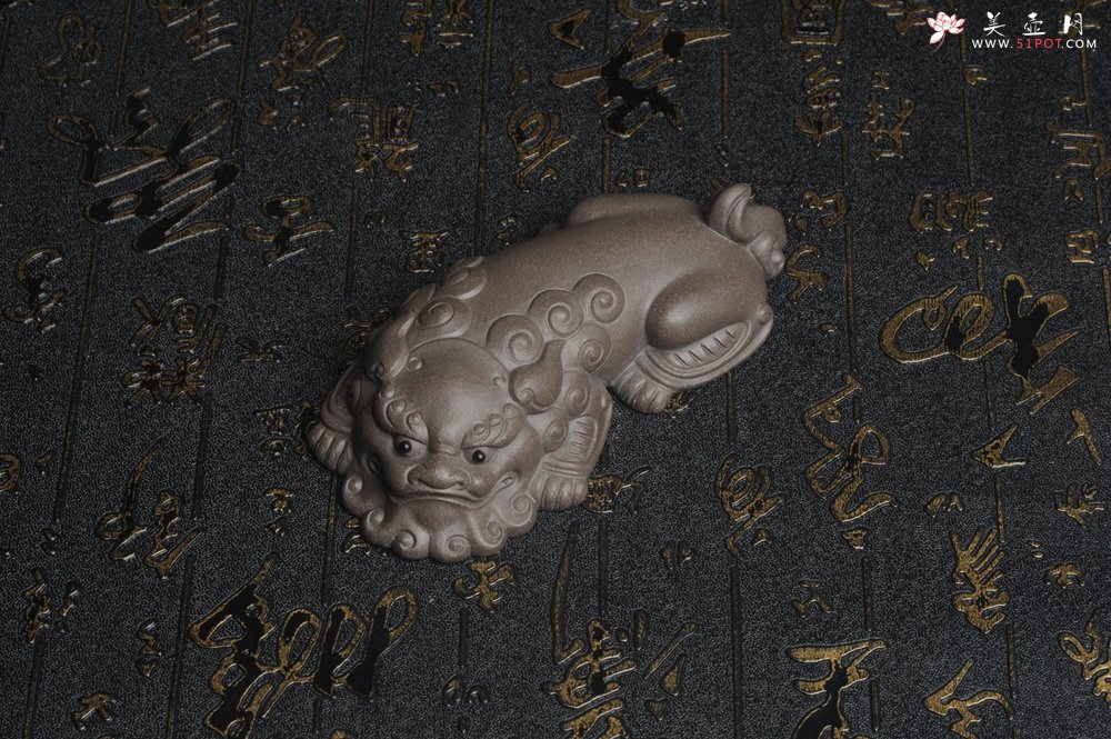 紫砂壶图片：美宠特惠 超精工老青灰泥镇纸狮子茶宠摆件 茶盘尤物长11.5cm高2.5cm - 宜兴紫砂壶网