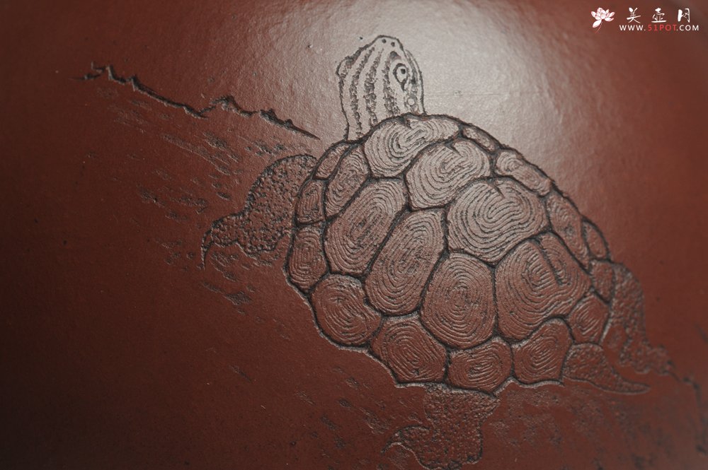 紫砂壶图片：油润黄龙山4号深井红皮龙 全手工高灯壶 清茗堂助工文气装饰龟寿图 延年益寿 - 宜兴紫砂壶网