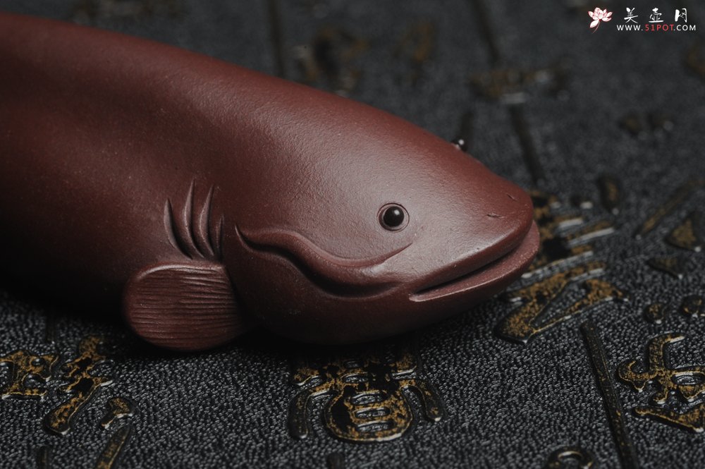 紫砂壶图片：美宠特惠 年年有余鱼 神态细腻 做工灰常精致 手工茶宠摆件长：12.5cm左右，最宽度为：3.7cm - 宜兴紫砂壶网