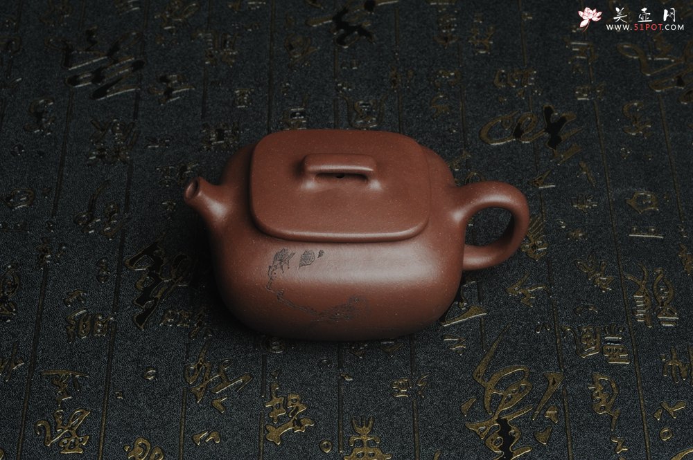 紫砂壶图片：美壶特惠 精工好料底曹青枯枝鸟小四方 灰常雅致 - 宜兴紫砂壶网