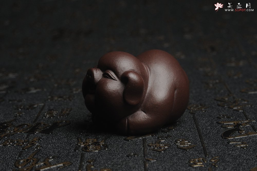 紫砂壶图片：美宠特惠 精工好料福气猪茶宠摆件 灰常可爱 长6.3cm高3.5cm - 宜兴紫砂壶网