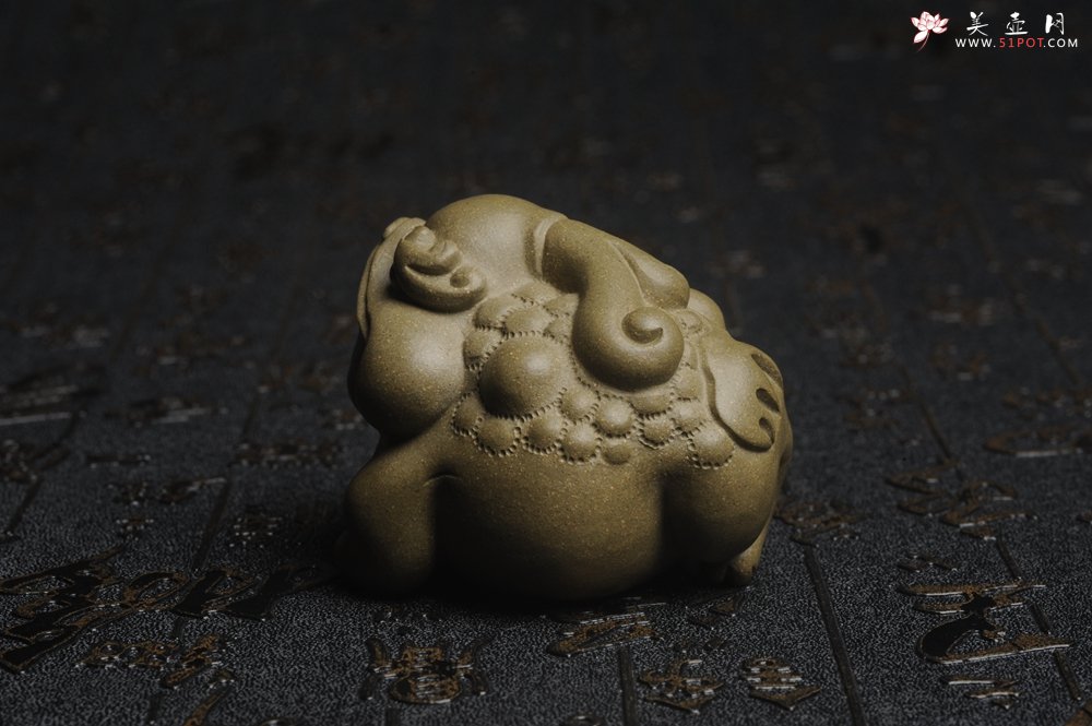 紫砂壶图片：美宠特惠 精工好料老青段招宝蟾茶宠 茶盘尤物长6cm宽5.7cm高4.6cm - 宜兴紫砂壶网