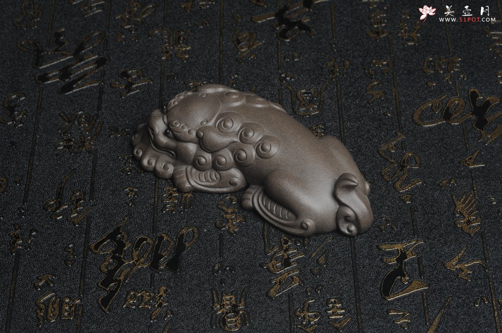紫砂壶图片：美宠特惠 超精工老青灰泥镇纸狮子茶宠摆件 茶盘尤物长11.5cm高2.5cm - 宜兴紫砂壶网