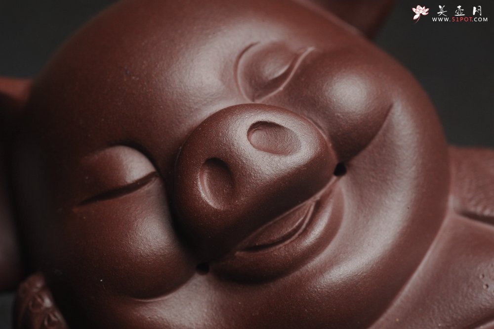 紫砂壶图片：美宠特惠 精工高枕无忧猪茶宠摆件 神态传神 茶盘尤物 长12cm高8cm - 宜兴紫砂壶网