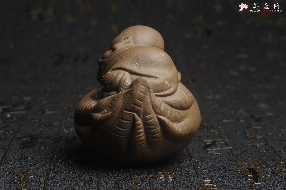 紫砂壶图片：美宠特惠 精工老青段如意人生茶宠摆件 神态细腻 长9cm宽7cm高7cm - 宜兴紫砂壶网