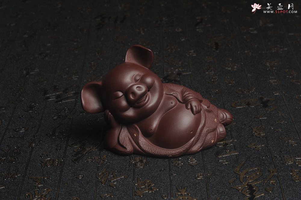 紫砂壶图片：美宠特惠 精工高枕无忧猪茶宠摆件 神态传神 茶盘尤物 长12cm高8cm - 宜兴紫砂壶网