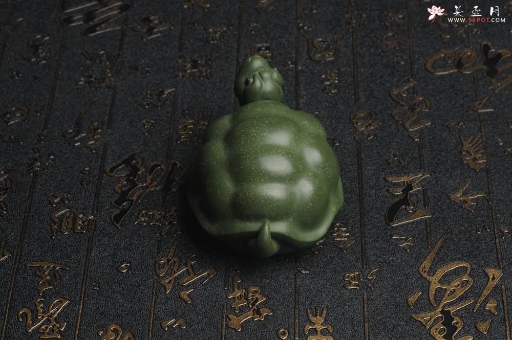 紫砂壶图片：美宠特惠 精致做工绿泥乌龟茶宠摆件 神态细腻 茶盘尤物 长9cm宽6cm高4.5cm - 宜兴紫砂壶网