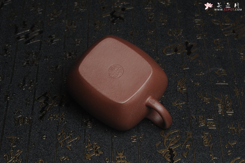 紫砂壶图片：美壶年底特惠 精工好料底曹青小四方 茶人醉爱 高档锦盒包装 - 宜兴紫砂壶网