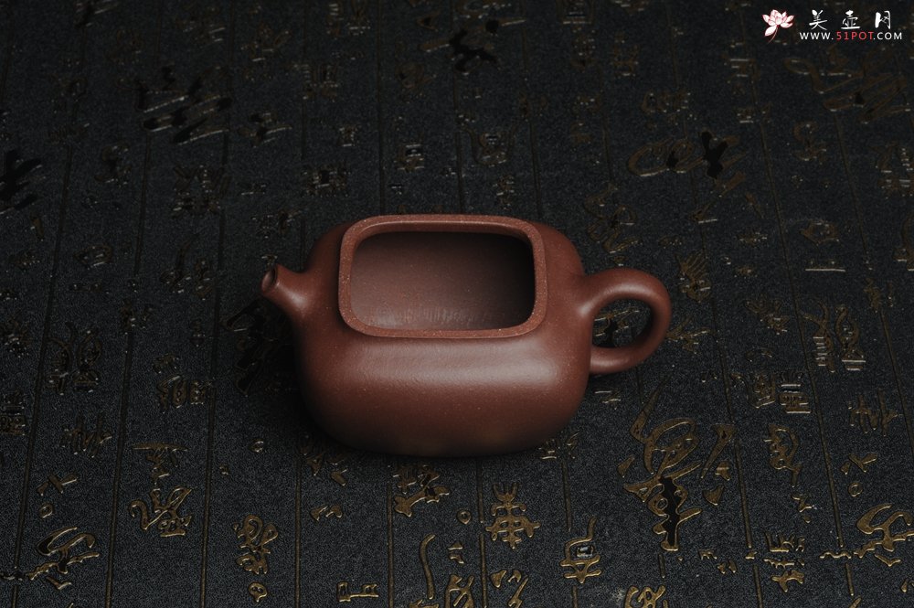 紫砂壶图片：美壶年底特惠 精工好料底曹青小四方 茶人醉爱 高档锦盒包装 - 宜兴紫砂壶网