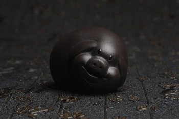 紫砂壶图片：美宠特惠 精工好料黑萌猪茶宠摆件 灰常可爱 长6.2cm高4cm - 宜兴紫砂壶网