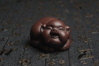 紫砂壶图片：美宠特惠 精工好料福气猪茶宠摆件 灰常可爱 长6.3cm高3.5cm - 宜兴紫砂壶网