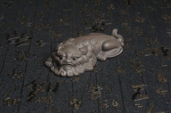 紫砂壶图片：美宠特惠 超精工老青灰泥镇纸狮子茶宠摆件 茶盘尤物长11.5cm高2.5cm - 宜兴紫砂壶网