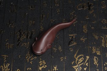 紫砂壶图片：美宠特惠 年年有余鱼 神态细腻 做工灰常精致 手工茶宠摆件长：12.5cm左右，最宽度为：3.7cm - 宜兴紫砂壶网