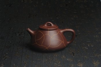 紫砂壶图片：美壶特惠 优质紫泥精工冰纹石瓢壶 特实用 出水如柱 养后油润 - 宜兴紫砂壶网