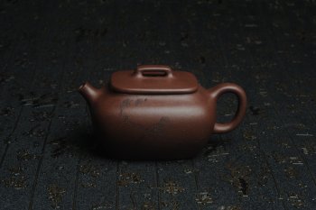 紫砂壶图片：美壶特惠 精工好料底曹青枯枝鸟小四方 灰常雅致 - 宜兴紫砂壶网