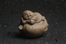 紫砂壶图片：美宠特惠 精工老青段如意人生茶宠摆件 神态细腻 长9cm宽7cm高7cm - 宜兴紫砂壶网