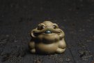 紫砂壶图片：美宠特惠 精工好料老青段招宝蟾茶宠 茶盘尤物长6cm宽5.7cm高4.6cm - 宜兴紫砂壶网