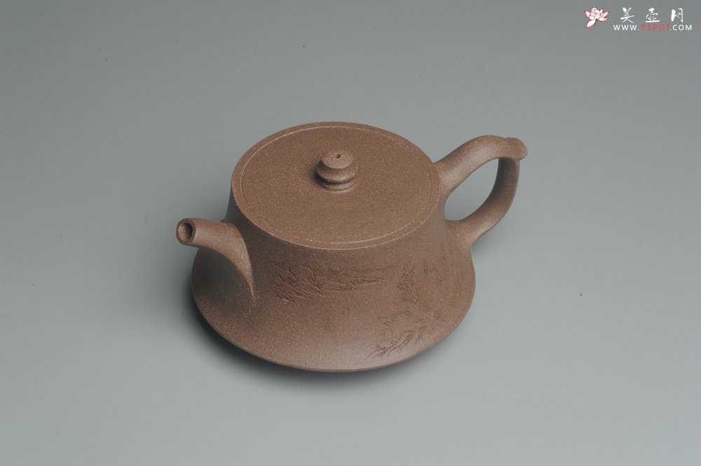 紫砂壶图片：美壶特惠 精工老段泥曼生山水柱础 贺岁佳品 高档包装 - 宜兴紫砂壶网