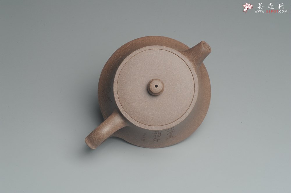 紫砂壶图片：美壶特惠 精工老段泥曼生山水柱础 贺岁佳品 高档包装 - 宜兴紫砂壶网