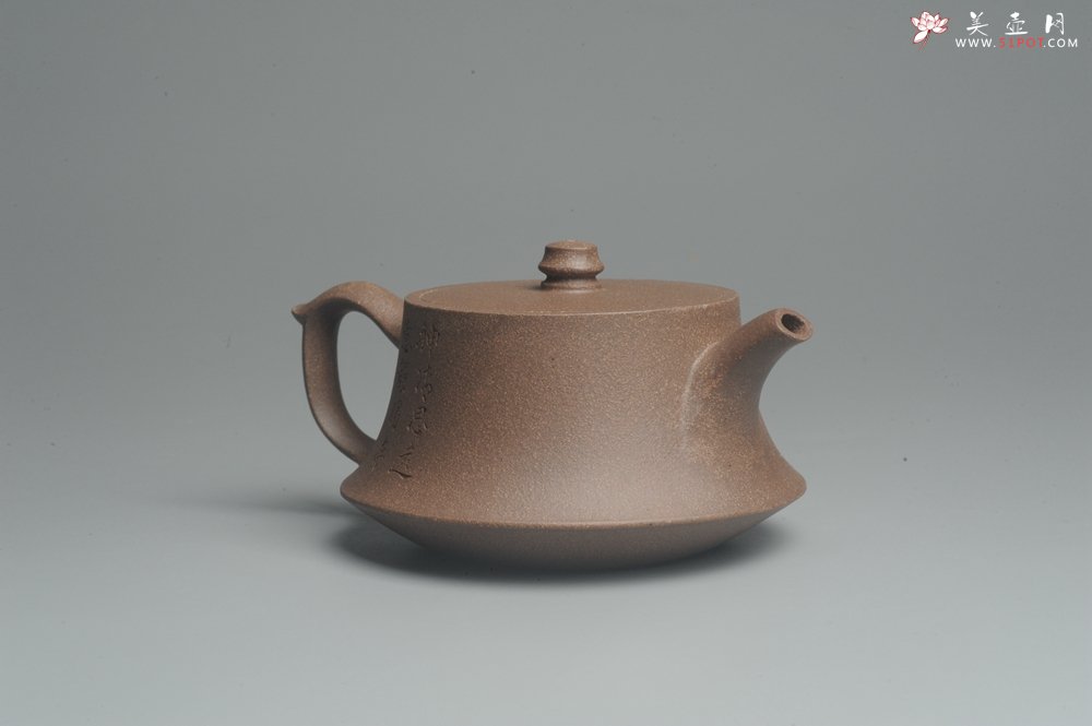 紫砂壶图片：美壶特惠 精工老段泥曼生山水柱础 贺岁佳品 高档包装 - 宜兴紫砂壶网