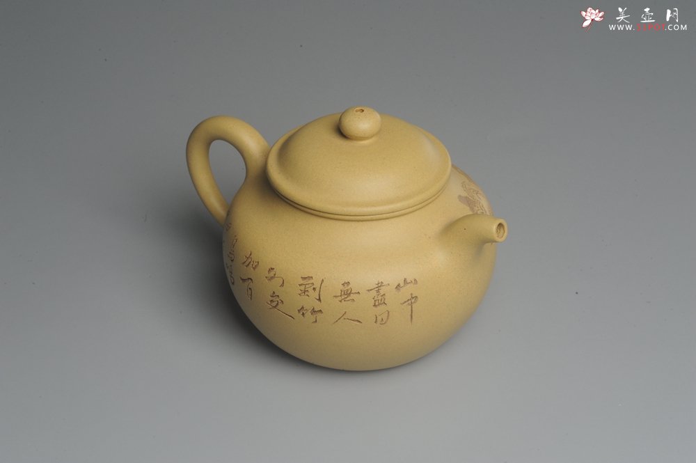 紫砂壶图片：美壶特惠 灰常好的本山段黄金段精工山水莲子壶 端庄秀雅 - 宜兴紫砂壶网