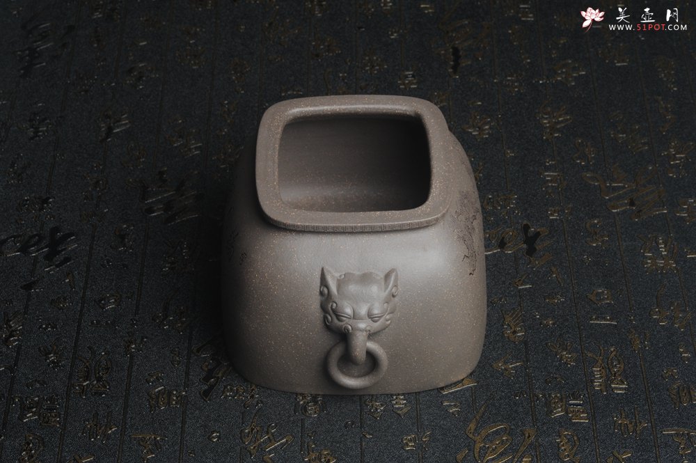 紫砂壶图片：精品特惠 助工老青段精品瑞兽双耳罐 茶仓 茶叶罐 水洗 烟灰缸 松下高士图 - 宜兴紫砂壶网