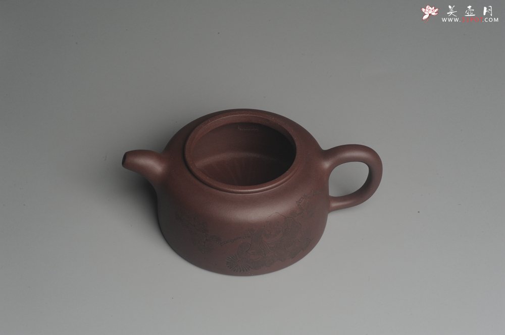 紫砂壶图片：美壶特惠 潜力股助工精工老紫泥牛盖壶 罗汉图 - 宜兴紫砂壶网