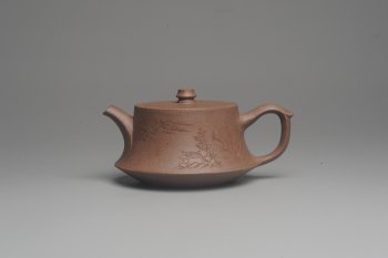 紫砂壶图片：美壶特惠 精工老段泥曼生山水柱础 贺岁佳品 高档包装 - 宜兴紫砂壶网