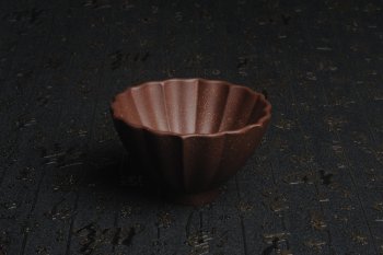 紫砂壶图片：美杯特惠 超精工厚实紫玉金砂菱花杯 - 宜兴紫砂壶网