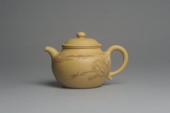 紫砂壶图片：美壶特惠 灰常好的本山段黄金段精工山水莲子壶 端庄秀雅 - 宜兴紫砂壶网