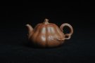 紫砂壶图片：美壶特惠 优质降坡泥全手卡盖小叶歪瓜 茶人醉爱 - 宜兴紫砂壶网