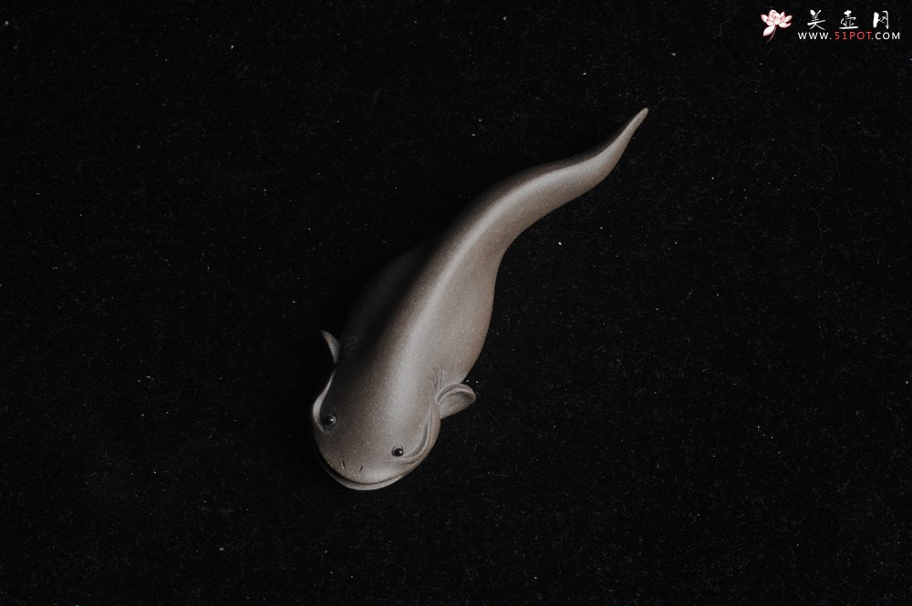 紫砂壶图片：美宠特惠小号年年有余鱼 神态细腻 做工精致 手工茶宠摆件长9.5cm最宽度2.7cm高1.7cm - 宜兴紫砂壶网