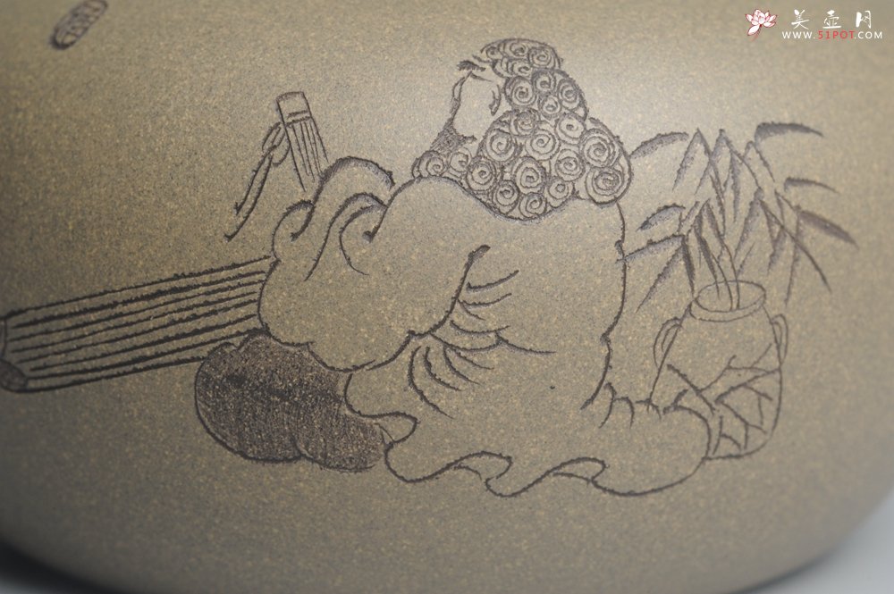 紫砂壶图片：美壶特惠 老青段 助工精工太白提梁 装饰抚琴图 文气雅致 - 宜兴紫砂壶网