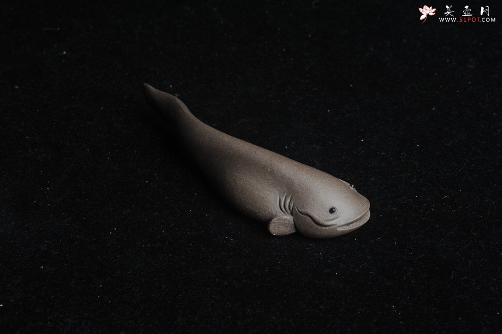 紫砂壶图片：美宠特惠小号年年有余鱼 神态细腻 做工精致 手工茶宠摆件长9.5cm最宽度2.7cm高1.7cm - 宜兴紫砂壶网