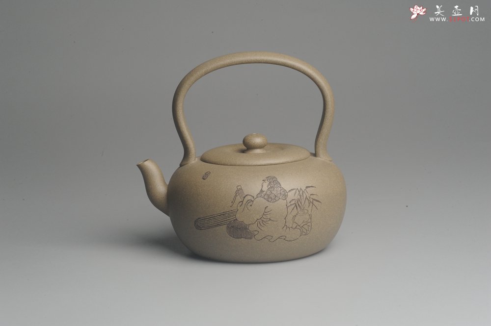 紫砂壶图片：美壶特惠 老青段 助工精工太白提梁 装饰抚琴图 文气雅致 - 宜兴紫砂壶网