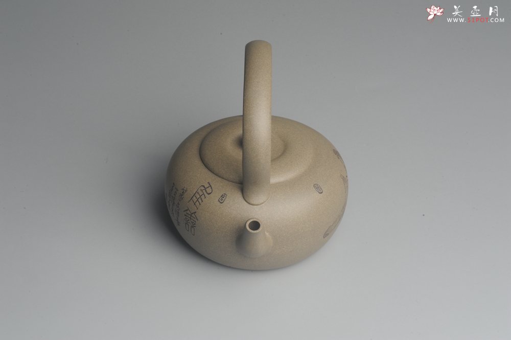 紫砂壶图片：美壶特惠 老青段 助工精工太白提梁 装饰抚琴图 文气雅致 - 宜兴紫砂壶网