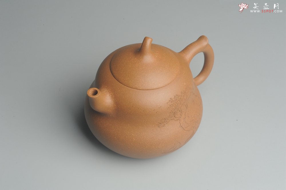 紫砂壶图片：美壶特惠 特好降坡泥精工葫芦壶(福禄) 装饰山水 灰常文气 - 宜兴紫砂壶网