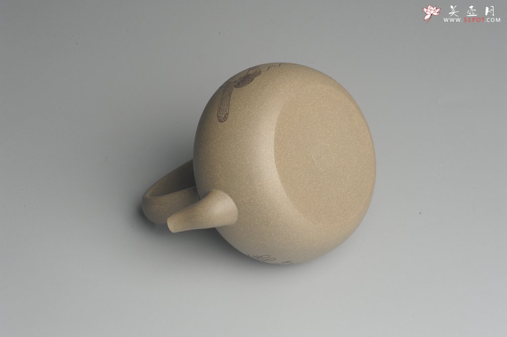 紫砂壶图片：美壶特惠 老青段 助工精工太白提梁 装饰抚琴图 文气雅致 - 宜兴紫砂壶网