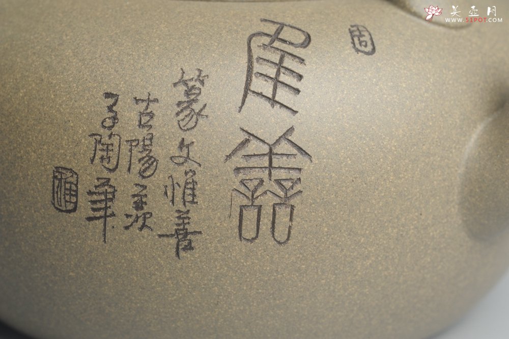 紫砂壶图片：美壶特惠 老青段 助工精工太白提梁 装饰抚琴图 文气雅致 - 宜兴紫砂壶网