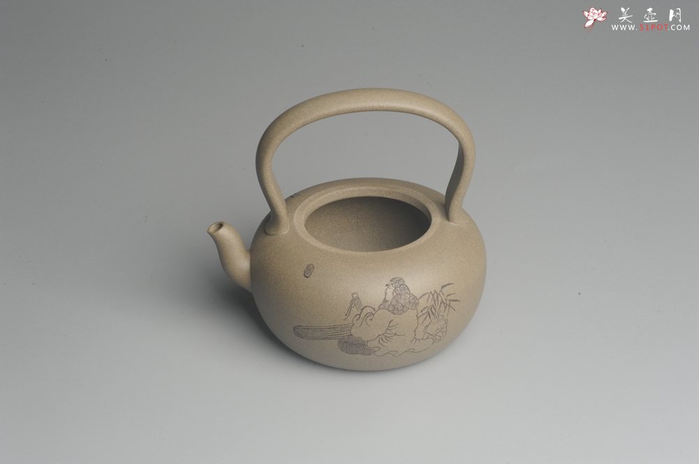 紫砂壶图片：美壶特惠 老青段 助工精工太白提梁 装饰抚琴图 文气雅致 - 宜兴紫砂壶网