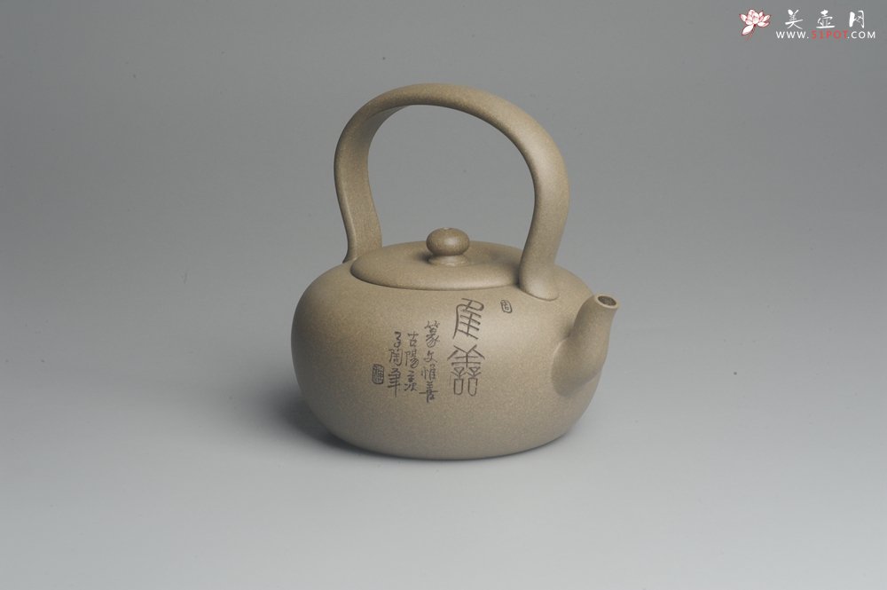 紫砂壶图片：美壶特惠 老青段 助工精工太白提梁 装饰抚琴图 文气雅致 - 宜兴紫砂壶网