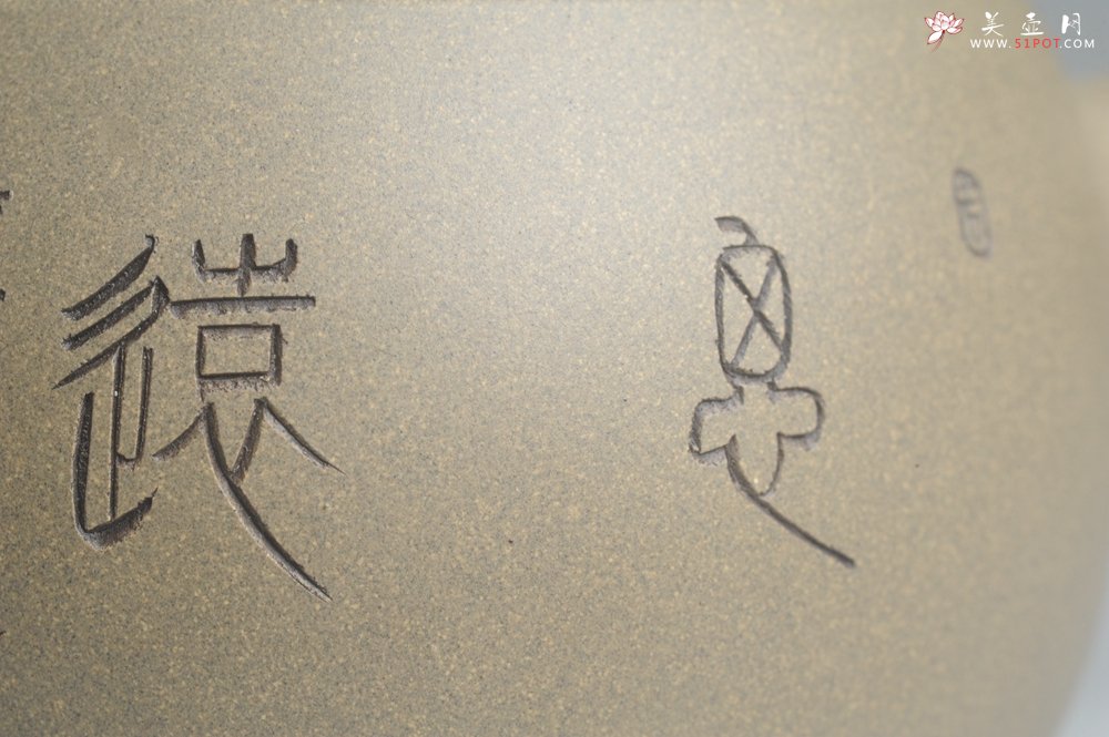 紫砂壶图片：美壶特惠 老青段 助工精工怀古提梁 清赏 - 宜兴紫砂壶网