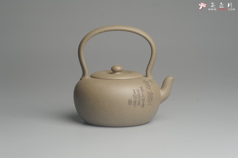 紫砂壶图片：美壶特惠 老青段 助工精工太白提梁 装饰抚琴图 文气雅致 - 宜兴紫砂壶网