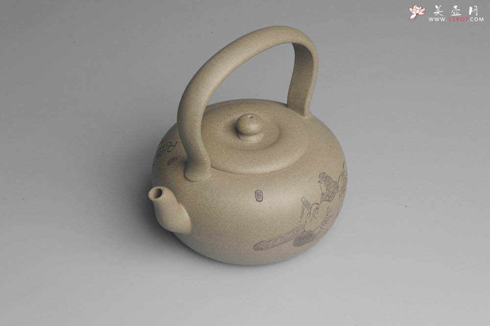 紫砂壶图片：美壶特惠 老青段 助工精工太白提梁 装饰抚琴图 文气雅致 - 宜兴紫砂壶网