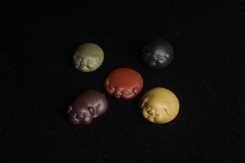 紫砂壶图片：美宠特惠 精致好料五福五彩猪 紫砂茶宠 - 宜兴紫砂壶网