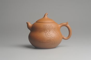 紫砂壶图片：美壶特惠 特好降坡泥精工葫芦壶(福禄) 装饰山水 灰常文气 - 宜兴紫砂壶网