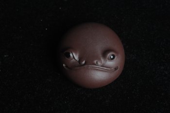 紫砂壶图片：美宠特惠 超可爱的精工萌蛤蟆 直径4.5cm - 宜兴紫砂壶网